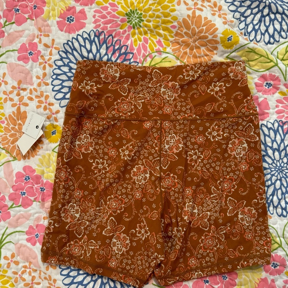 Nwt large 3” yoga shorts - Picture 3 of 4